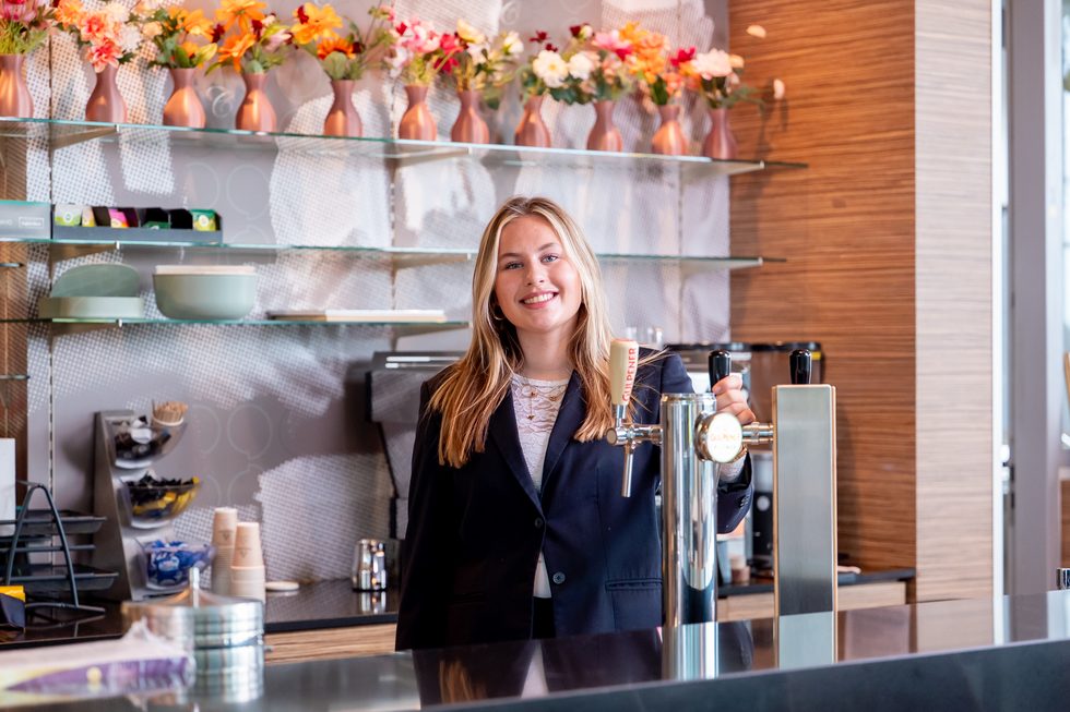 Daisy werkt in het leerrestaurant tijdens haar horeca-opleiding