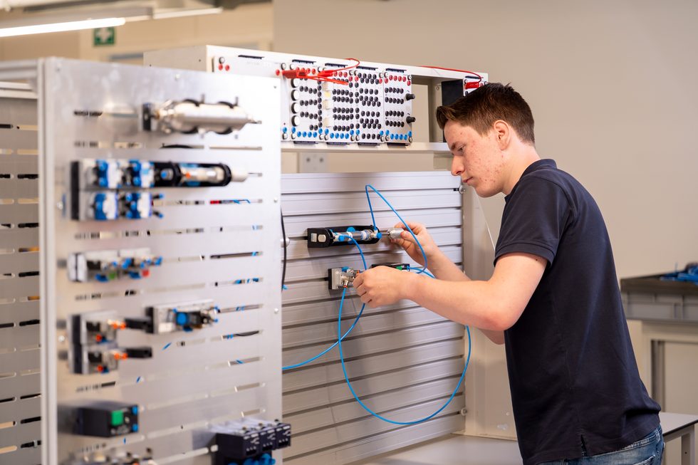 Ruben werkt aan technische installaties tijdens zijn opleiding
