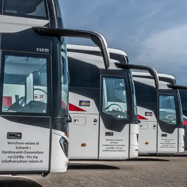 Lijnbussen geparkeerd op een terrein, klaar voor personenvervoer en logistieke inzet in mobiliteit
