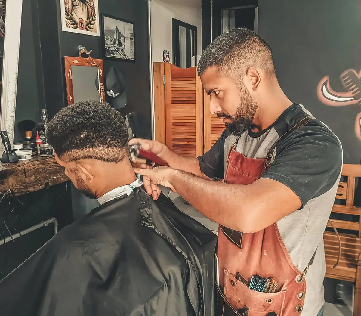 Een barbier knipt nauwkeurig het haar van een klant in een salon tijdens een opleiding uiterlijke verzorging.