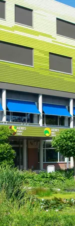 Hoofdingang van Aeres MBO Sneek met gebouw en groene tuin rondom, gericht op jongeren die mbo-opleidingen zoeken