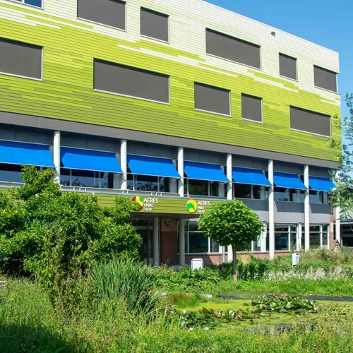 Hoofdingang van Aeres MBO Sneek met gebouw en groene tuin rondom, gericht op jongeren die mbo-opleidingen zoeken