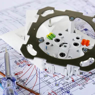 Onderdelen en gereedschap voor het installeren van elektrische systemen op een technisch schema