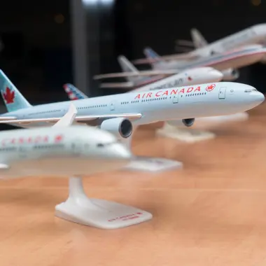 Modelvliegtuigen van verschillende luchtvaartmaatschappijen die transport en logistiek symboliseren