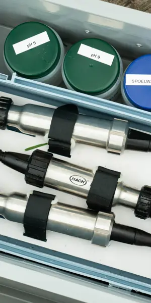 Meetapparatuur gebruikt door milieu-inspecteurs om watermonsters te analyseren en op milieuwetgeving te controleren