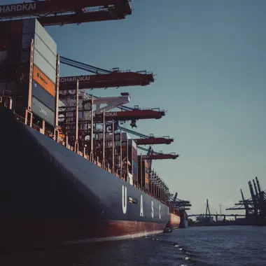 Groot containerschip geladen met containers, klaar voor transport over water in de maritieme logistiek