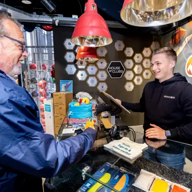 Student helpt klant met aankoop in een winkel als onderdeel van commercie en handel opleiding