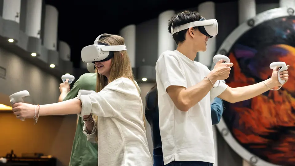 Studenten ervaren met VR-brillen interactieve verhalen in een onderwijsomgeving gericht op immersief ontwerp