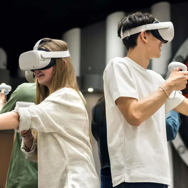 Studenten ervaren met VR-brillen interactieve verhalen in een onderwijsomgeving gericht op immersief ontwerp