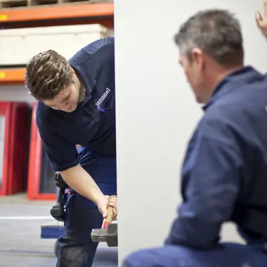 Vakkrachten voeren onderhoudswerkzaamheden uit en gebruiken gereedschap voor reparaties binnen een werkplaats