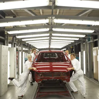 Leerlingen werken samen aan het herstel en de vormgeving van een voertuig in een carrosseriewerkplaats