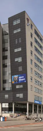 Gebouw van Albeda aan de Rosestraat met reclameborden en fietsenrekken voor de hoofdingang