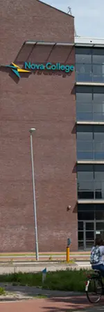 Fietsers passeren het gebouw van Nova College aan de Zijlweg in Haarlem, een mbo-instelling