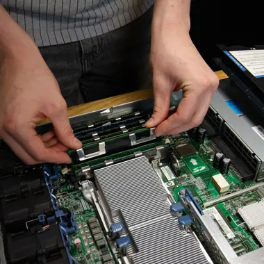 Technisch medewerker plaatst een geheugenmodule in een computeronderdeel voor ICT-onderhoud en probleemoplossing