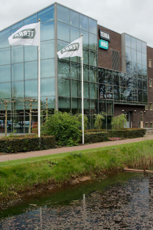 Gebouw van Terra Meppel MBO met glazen gevel aan waterkant, gericht op mbo-studenten en studiekeuze