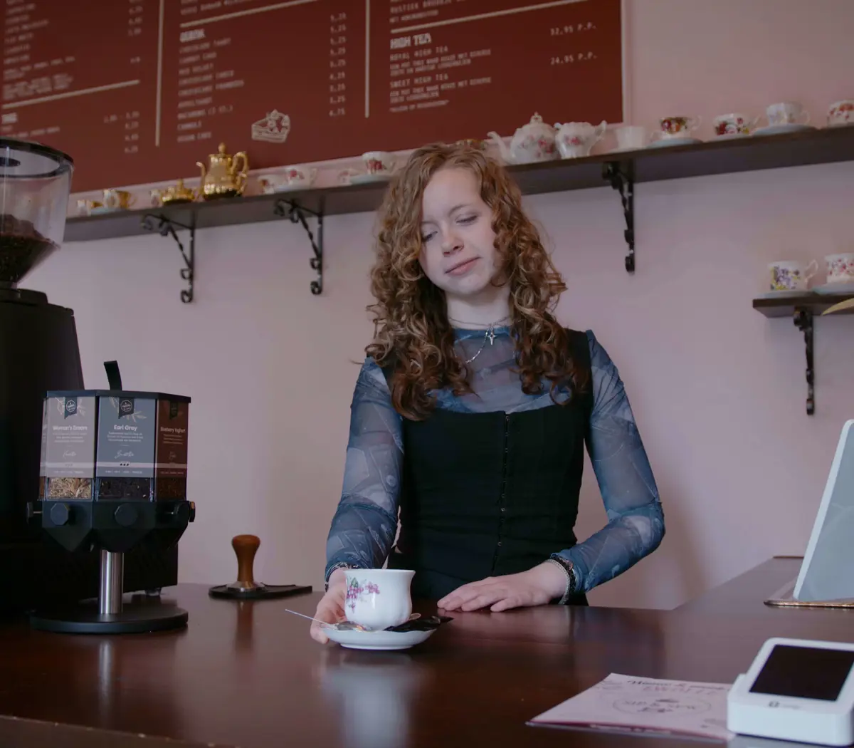 Vakspecialist ondernemer bereidt bestellingen in een horecagelegenheid voor om klantgericht ondernemerschap te tonen.