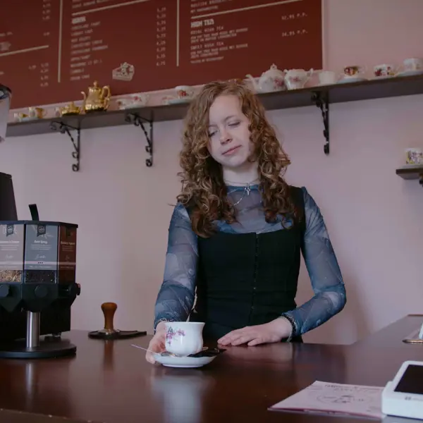 Vakspecialist ondernemer bereidt bestellingen in een horecagelegenheid voor om klantgericht ondernemerschap te tonen.