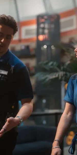 Twee beveiligers in gesprek tijdens surveillancerondes in een drukke openbare ruimte