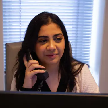 Office management support specialist aan de telefoon helpend met klantvragen op kantoor