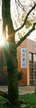 Gebouw van mbo Utrecht aan Australielaan 25 met groep studenten buiten op het grasveld