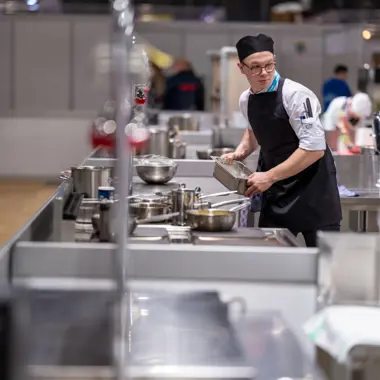 Assistent in beroepskeuken bereidt maaltijd voor en werkt aan voedselproductie met focus op hygiëne