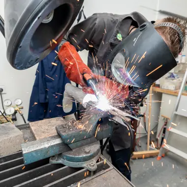 Technisch vakman voert laswerkzaamheden uit in een werkplaats met gespecialiseerd gereedschap
