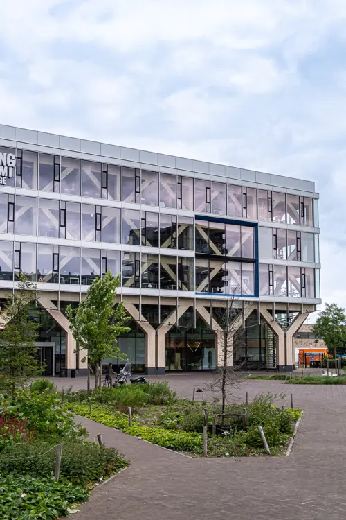 Het moderne schoolgebouw van Koning Willem I College aan de Onderwijsboulevard in Den Bosch