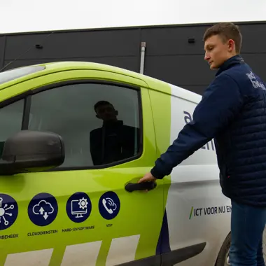 Student opent de deur van een auto met logo's over systeembeheer, clouddiensten en ICT-oplossingen