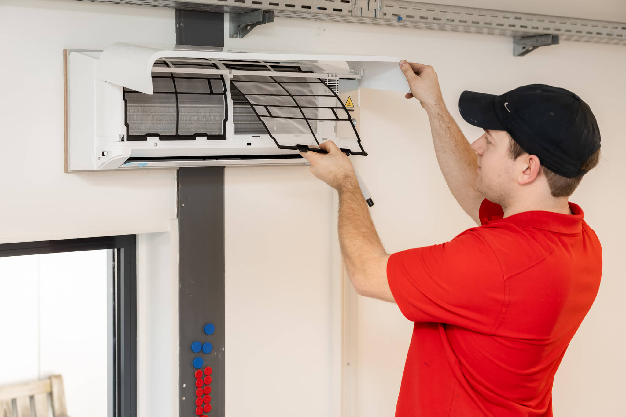 Technisch medewerker onderzoekt en reinigt luchtbehandelingssysteem voor optimaal functioneren