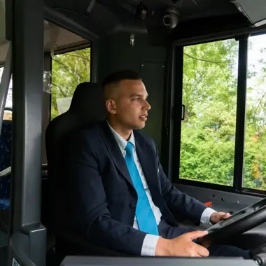 Vervoersprofessional bestuurt een bus en zorgt voor veilig openbaar vervoer volgens een dienstregeling