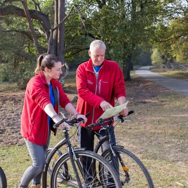 Medewerkers leisure gebruiken een kaart om een route voor een recreatieve activiteit buiten te plannen.