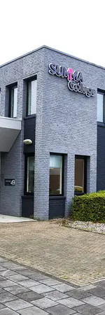 Gebouw Summa Automotive met ingang voor praktijkgerichte opleidingen in automotive sector