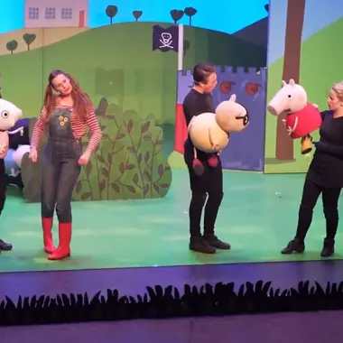 Leerlingen oefenen met poppenspel tijdens een podiumtechniekles gericht op entertainment en evenementen.