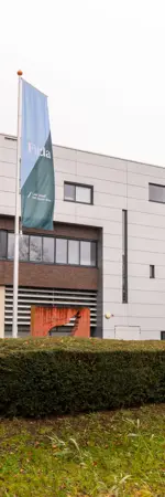 Schoolgebouw Firda aan de Espelerlaan in Emmeloord met vlaggen die de naam van de school tonen