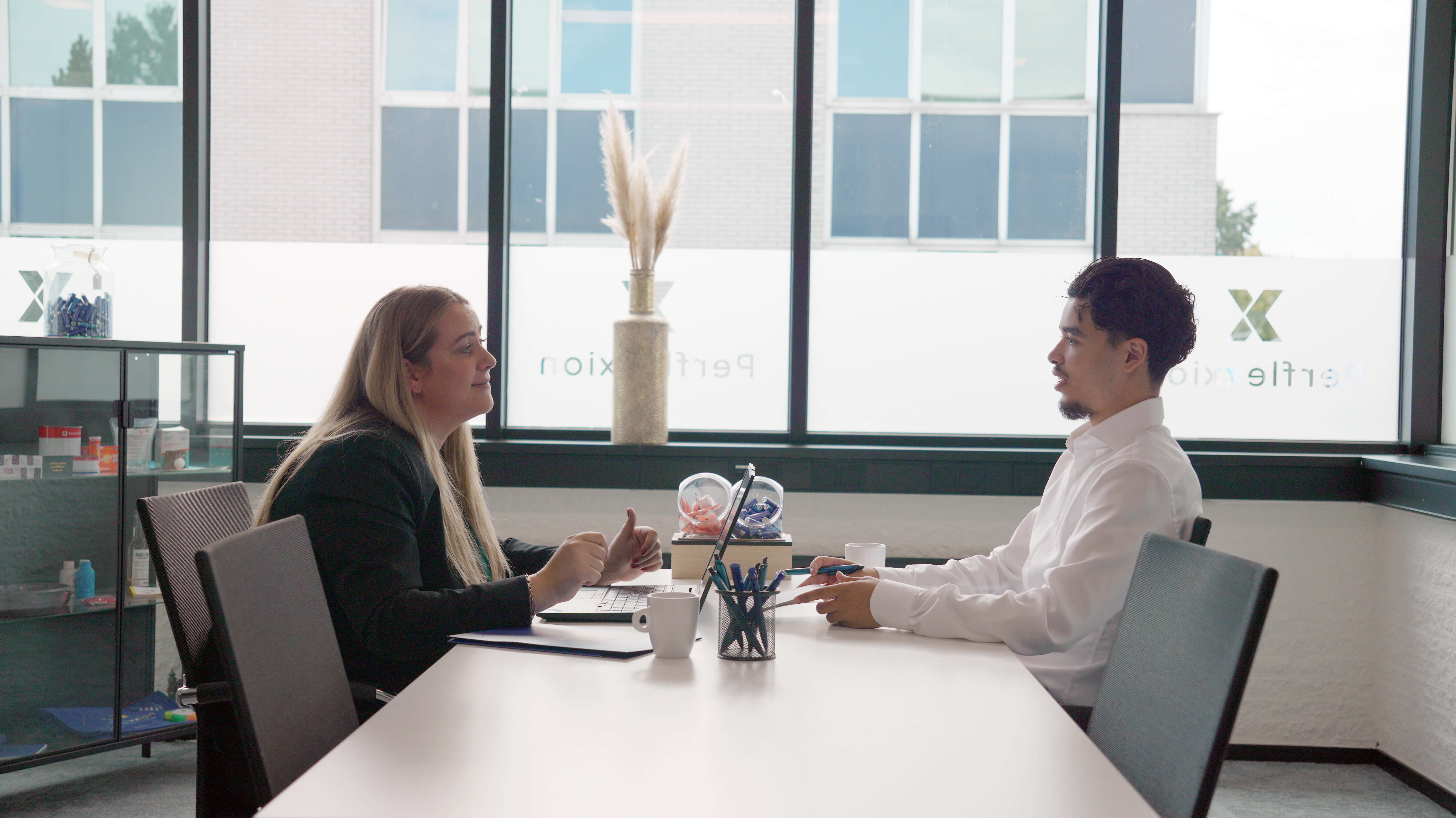 Consulent voert een intakegesprek met een klant om passende arbeidsbemiddeling te bespreken.