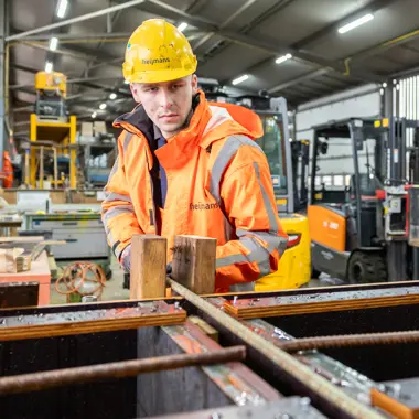 Student werkt met bouwmaterialen in een leeromgeving gericht op infrastructuur en technische vaardigheden.
