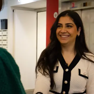 Ondernemend mbo-student in gesprek, gericht op taken als administratie en organisatie binnen een kantooromgeving