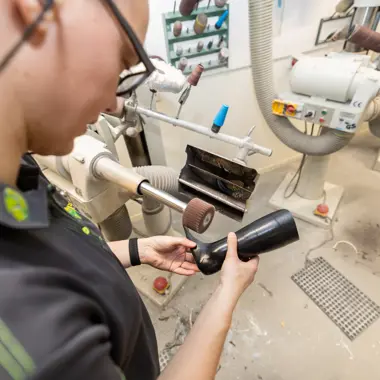 Technicus werkt met medisch hulpmiddel in een praktijkomgeving gericht op gezondheidstechniek.