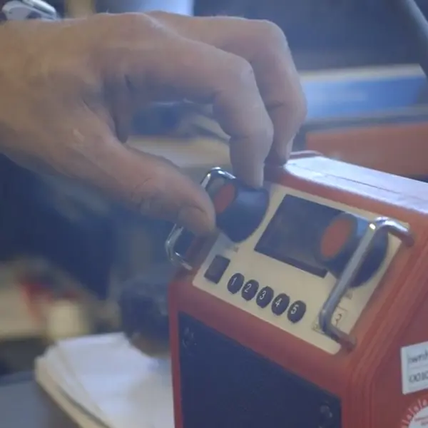 Monteur metalsystemen bedient apparatuur voor het testen of afstellen van metalen dak- en gevelonderdelen