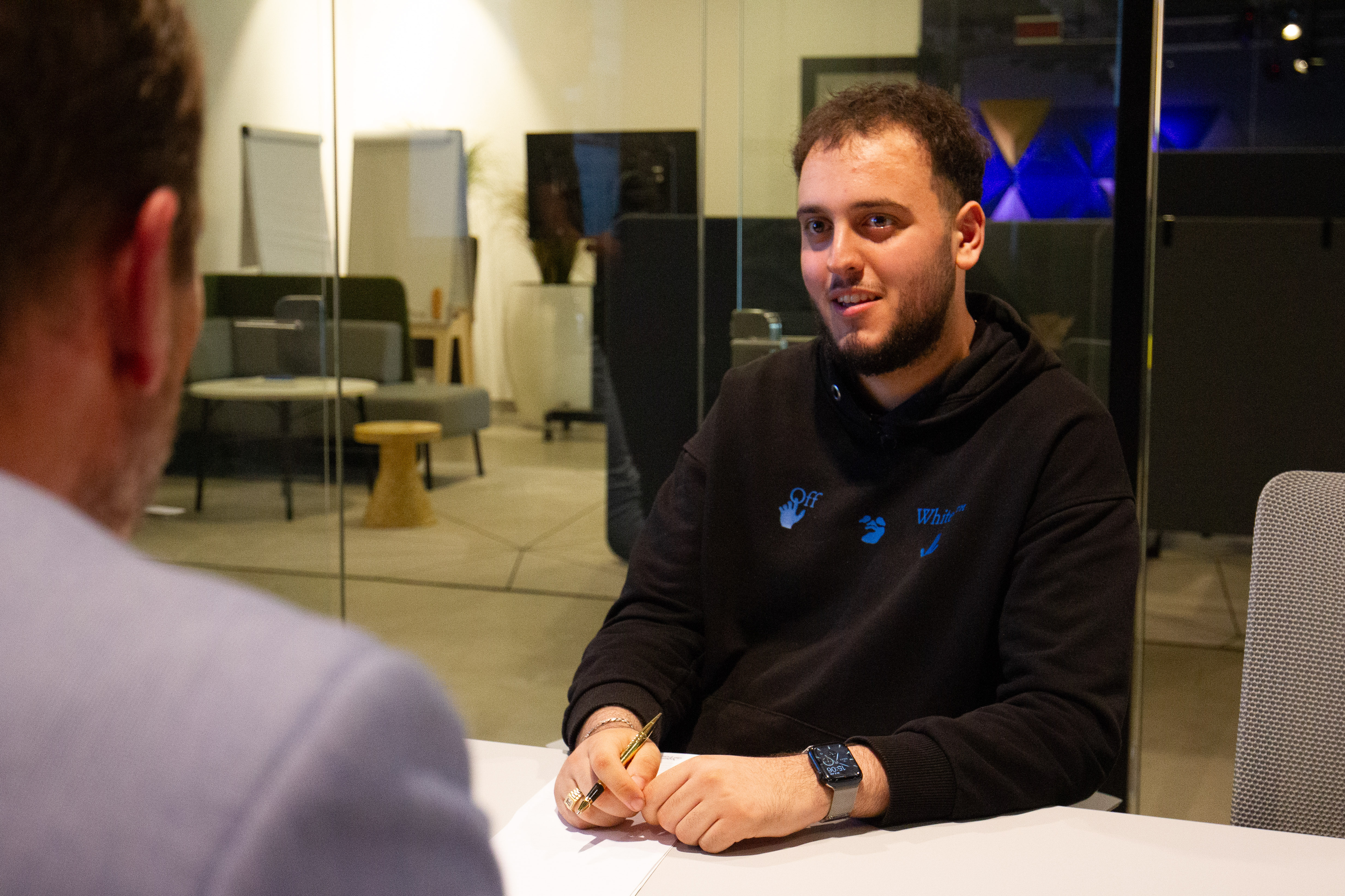 Commercieel medewerker in opleiding onderhoudt gesprek tijdens praktijkles over verkoop en klantenservice