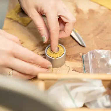 Maatwerk in houtbewerking waarbij een leerling precisiewerk uitvoert aan een houten meubelstuk