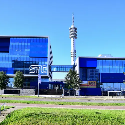 Moderne onderwijsgebouwen van het College voor Logistiek, Transport en Haven in Rotterdam met communicatietoren