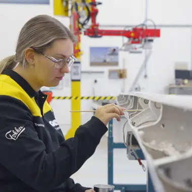 Leerling werkt geconcentreerd aan een technisch metaalproject in een praktijkgerichte leeromgeving