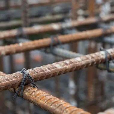 Gespecialiseerde aannemer werkt met wapening voor betonconstructies op een bouwplaats