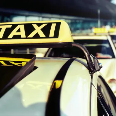 Meerdere taxi's in rij gereed om reizigers te vervoeren in stedelijke omgeving