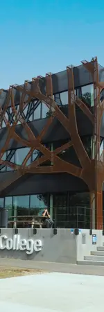 Moderne onderwijsinstelling Graafschap College aan de Sportweg met opvallend gevelontwerp