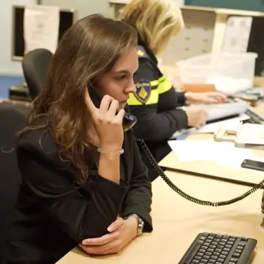 Medewerker ondersteunt telefonisch mensen die hulp of informatie nodig hebben binnen de zorg en welzijn sector.