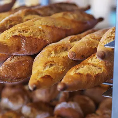 Vers stokbrood dat op een rek ligt te rusten, kenmerkend product van het bakkerijvak.
