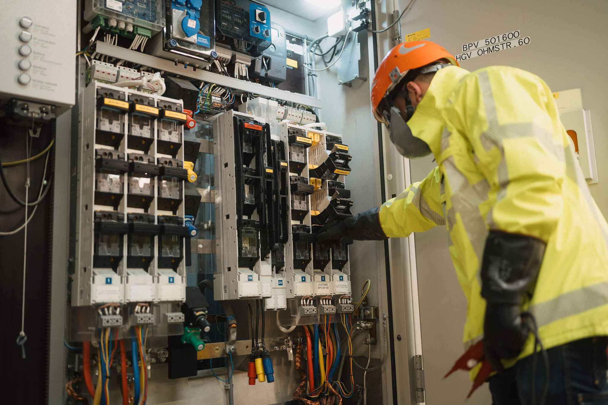 Elektrotechnicus controleert en onderhoudt complexe elektriciteitsdistributiekasten in een technische installatie