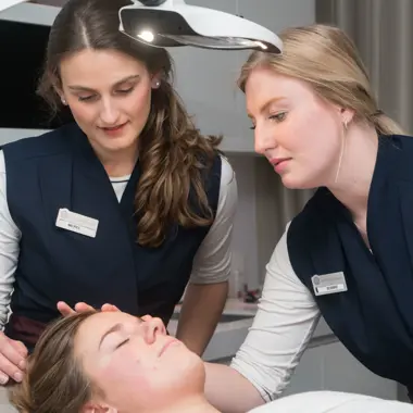 Studenten oefenen met huidverzorging en advies in een praktijkles uiterlijke verzorging